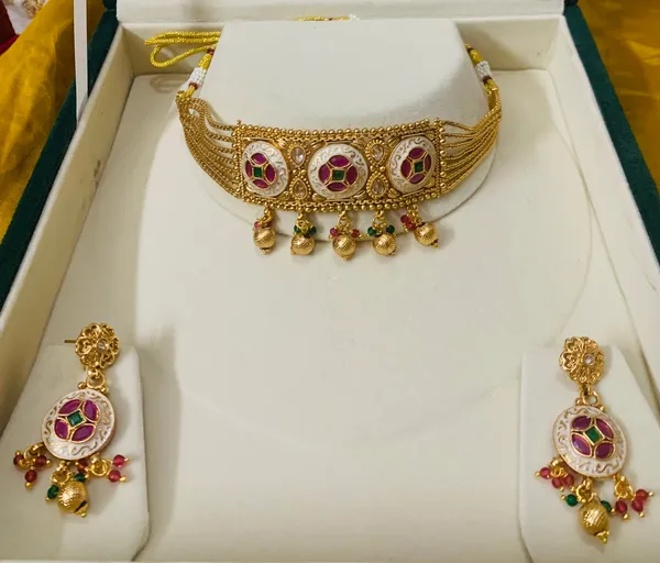 Gold_Padmini_Choker_Necklace_Set_For_Women